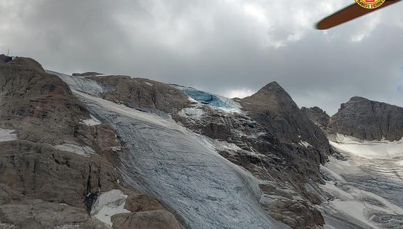 Esta foto del folleto tomada y publicada el 3 de julio de 2022 por el Servicio de Rescate de Montaña de Trento (Soccorso Alpino), muestra el serac de hielo que se derrumbó en la Marmolada, cerca de Punta Rocca, matando a cuatro personas. (Foto de SOCCORSO ALPINO / AFP)