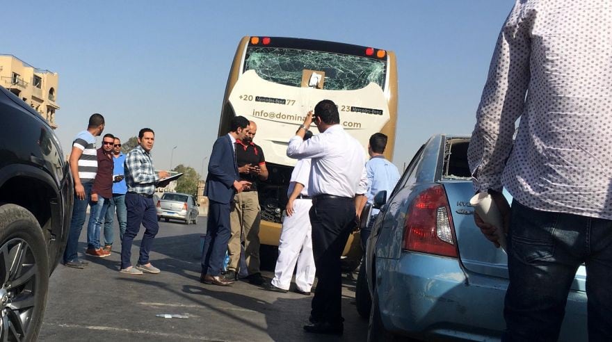 Egipto: Al menos 17 heridos en atentado contra un autobús de turistas cerca de las pirámides de Guiza. (EFE)