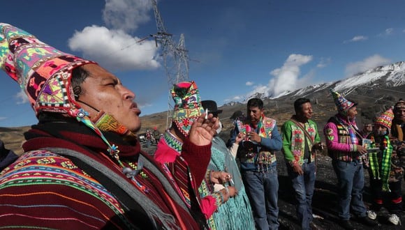 Con ritual andino piden a las divinidades que alejen el coronavirus de Bolivia. (EFE/Martín Alipaz).