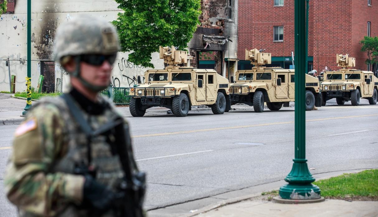"Nuestras tropas están entrenadas para proteger la vida, preservar la propiedad y garantizar el derecho de las personas a manifestarse pacíficamente", dijo el general a cargo de la Guardia Nacional de Minnesota, Jon Jensen. (Kerem Yucel / AFP).
