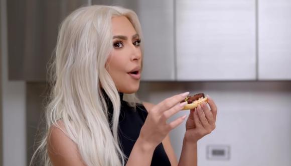 Kim Kardashian es criticada por 'masticar de forma falsa' una hamburguesa en el nuevo anuncio de Beyond Meat (Captura youtube Beyond Meat)