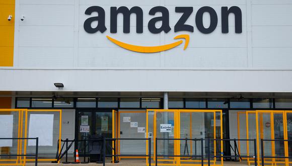 Una imagen muestra el logotipo de Amazon en la fachada de un centro de Amazon en Bretigny-sur-Orge, el 14 de diciembre de 2021. (Foto de Thomas SAMSON / AFP)