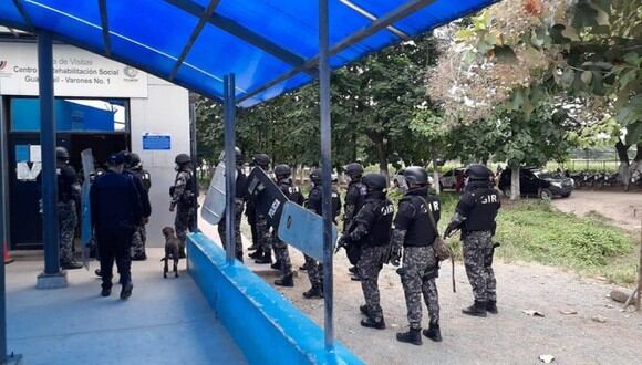 Grupos élite de la Policía ingresaron fuertemente armados a los pabellones, mientras algunos reclusos permanecían acostados en el piso con sus manos sobre la cabeza. (Foto Twitter @PoliciaEcuador)