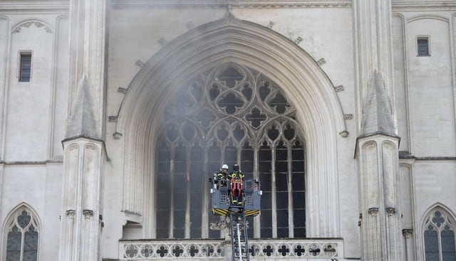 Los bomberos trabajan para apagar un incendio en la catedral de San Pedro y San Pablo en Nantes, oeste de Francia. (AFP / Sebastien SALOM-GOMIS).