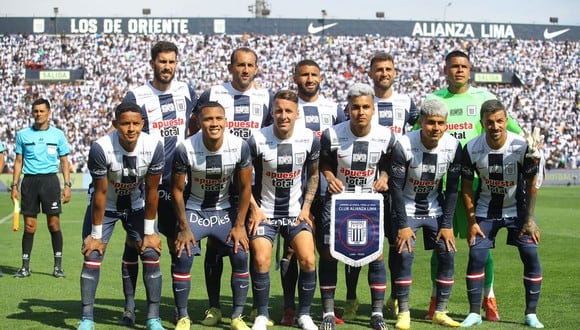 Alianza Lima presentó a su plantel 2023 en la 'Tarde Blanquiazul'. FOTO: LEONARDO FERNDANDEZ @PHOTO.GEC