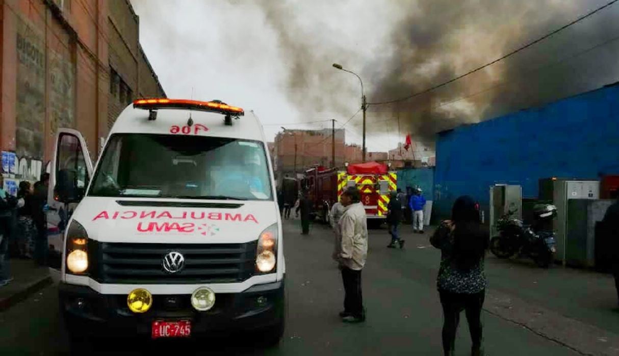 Incendio consume vivienda del jirón Antonio Raymondi y genera pánico en la zona. Foto: Twitter | SAMU