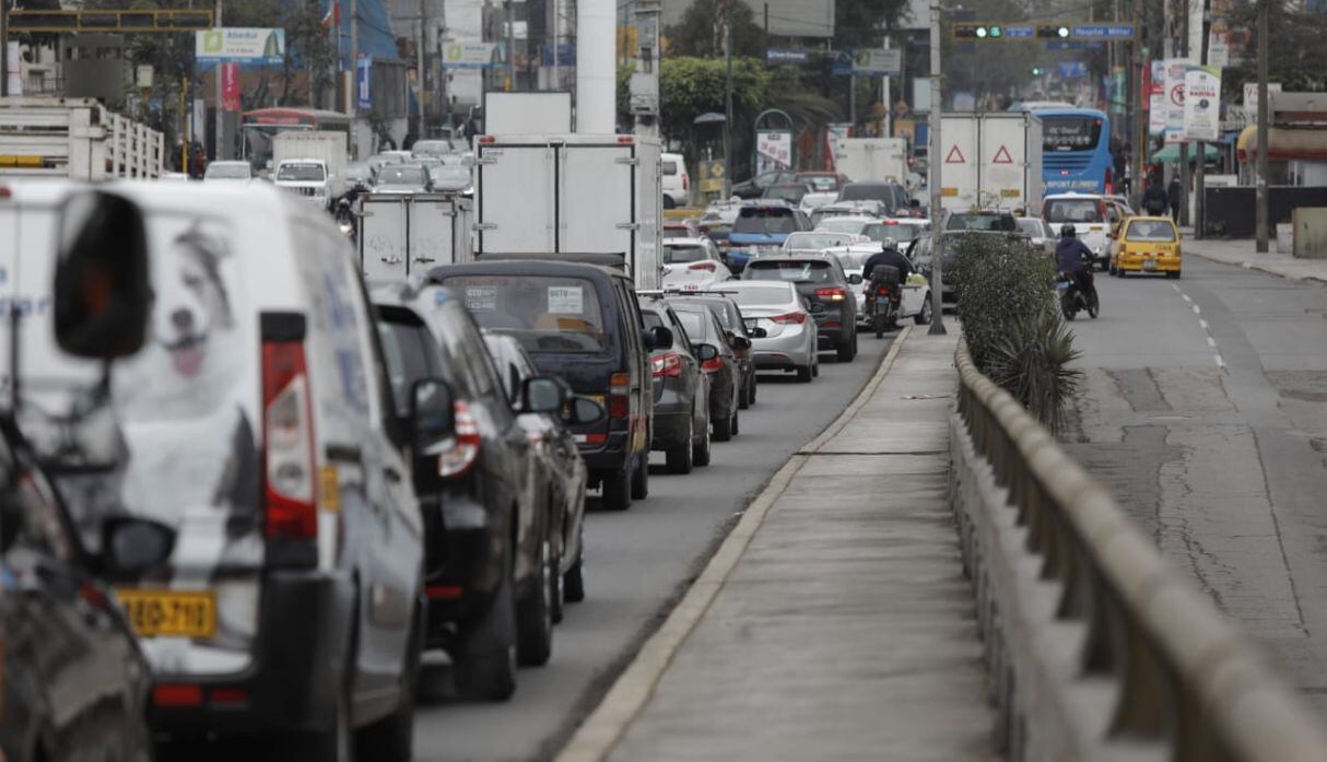 Los vehículos demoran mucho en cruzar el puente. (Foto: Anthony Niño De Guzmán/GEC)
