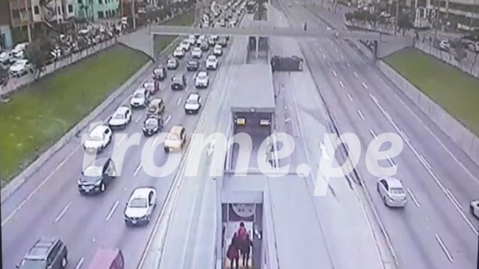 Vía Expresa: Camión de caudales se volcó en carril del Metropolitano en La Victoria