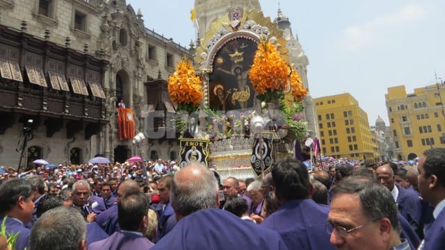 Procesión del Señor de los Milagros llega a la Plaza de Armas de Lima. (Foto: Isabel Medina / Trome)