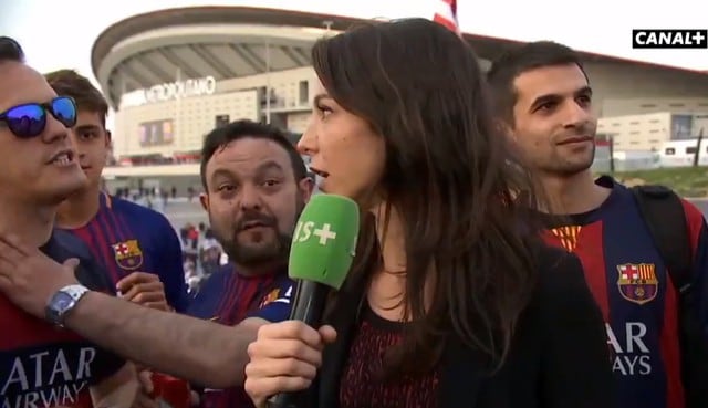 Una periodista francesa pasó un desagradable momento cuando hinchas del Barcelona la acosaron en una transmisión de Canal+