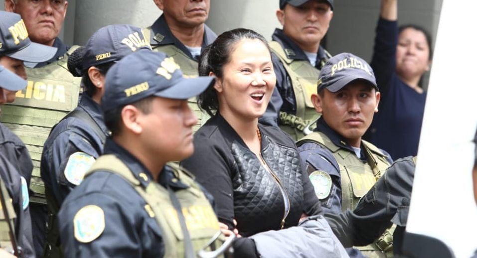 Keiko Fujimori y su peculiar sonrisa al ser trasladada penal Anexo de Mujeres de Chorrillos (Foto: Alexandro Currarino)