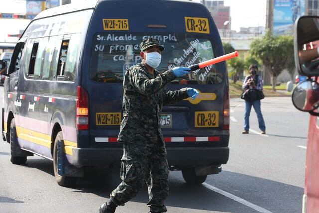 La ATU, en conjunto con las Fuerzas Armadas y la Policías Nacional del Perú (PNP) realizan esta mañana una operación de control de tránsito en el cruce de las Avenidas La Marina y Universitaria, en San Miguel. (Foto: Manuel Melgar/GEC)