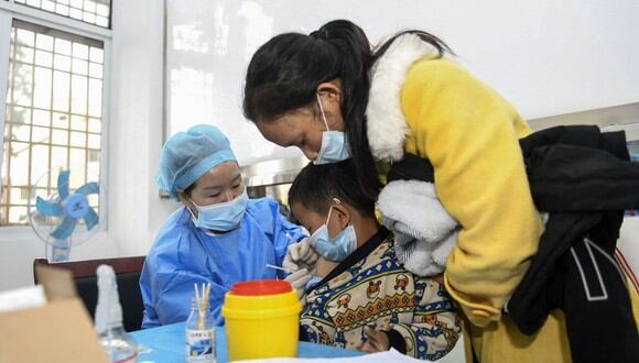 Un niño recibe la vacuna contra el coronavirus Covid-19 en Anlong, en la provincia de Guizhou, suroeste de China, el 4 de noviembre de 2021, luego de que la ciudad comenzara a vacunar a niños de entre 3 y 11 años. (Foto de AFP)