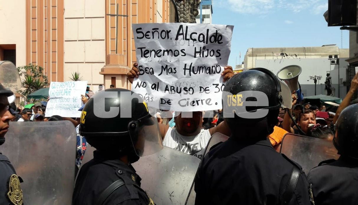 Comerciantes marchan hacia la Municipalidad de Lima en reclamo por cierre de Mesa Redonda. Foto: Nathalie Salazar