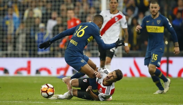 En el River Plate vs Boca Juniors por la final de la Copa Libertadores, Wílmar Barrios fue expulsado por una falta violenta contra Exequiel Palacios. (Fotos: Agencias)
