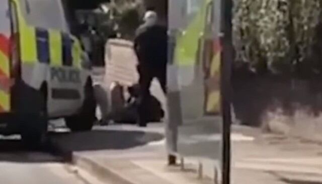 Sujeto ataca con una espada a policías de Manchester