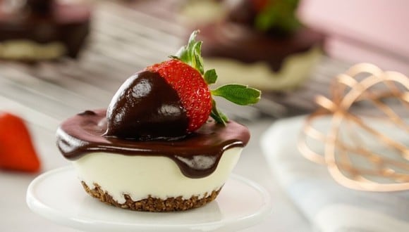 Mini cheesecakes cubiertos con chocolate. (Foto: Kiwilimón)