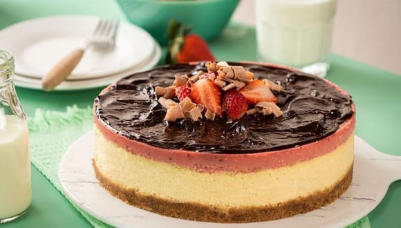 Prepara el delicioso cheesecake de fresas y chocolate. (Foto: Kiwilimón)