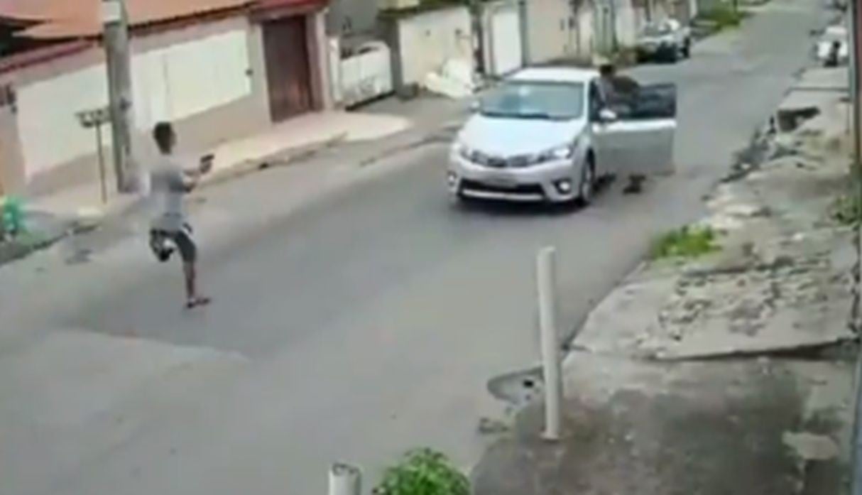 Un delincuente brasileño, sin una pierna, logró robar un auto, en Brasil. (Capturas: YouTube)