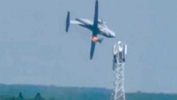 Un video difundido en las redes sociales y en la televisión muestra que el motor en el ala derecha de la aeronave prende fuego antes de estrellarse. (Foto: Twitter)