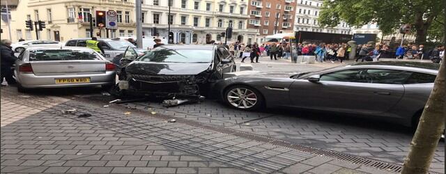 "Se cree que varios peatones resultaron heridos. Un hombre fue detenido en el lugar", informó la policía en Londres.