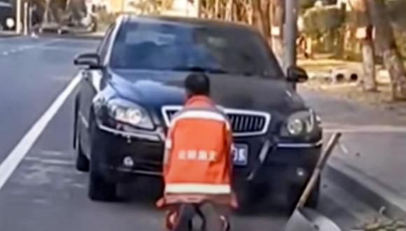 Obligan a barrendero anciano a arrodillarse y pedir perdón por ensuciar un auto de lujo. (Foto: tony jim / YouTube)