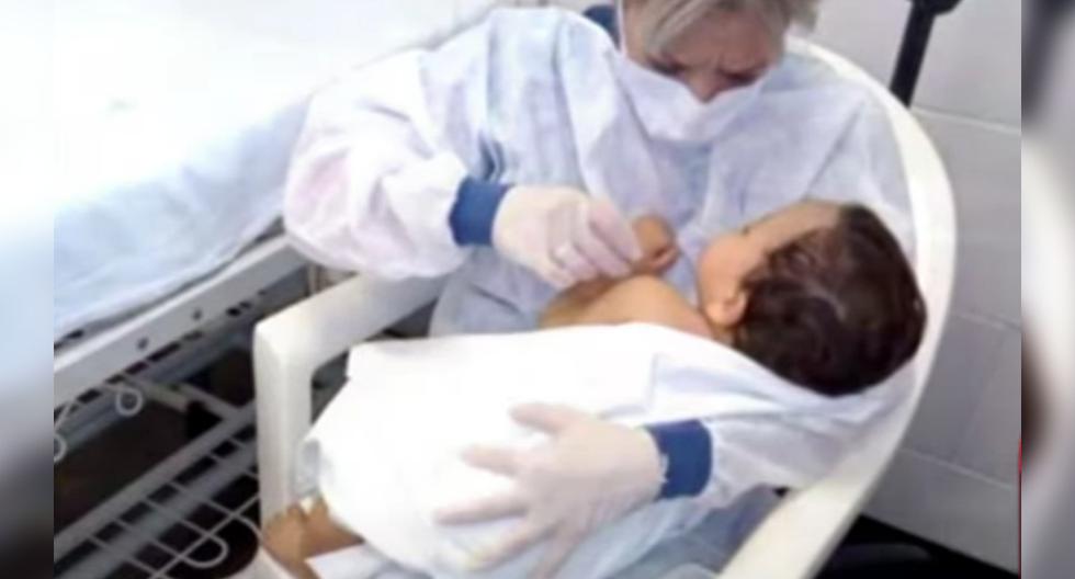 En el accidente fallecieron los padres del bebé, Raúl y Mariana, y su abuela Cecilia. El menor fue trasladado al hospital Virgen del Carmen de Zárate con una fractura de fémur. (Captura de video/TN).