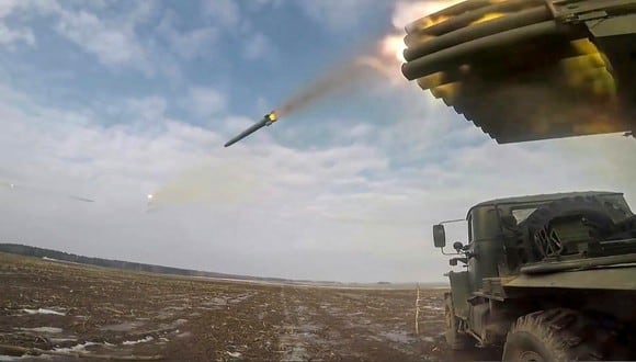 El lanzacohetes múltiple Grad disparando contra objetivos enemigos simulados durante ejercicios conjuntos de las fuerzas armadas de Rusia y Bielorrusia como parte de una inspección del Estado de la Unión. (Foto: Russian Defence Ministry / AFP)