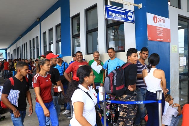 A partir de este sábado, empieza a regir el pedido del pasaporte con el correspondiente visado humanitario a los ciudadanos venezolanos que deseen viajar a Perú. (Foto. GEC)