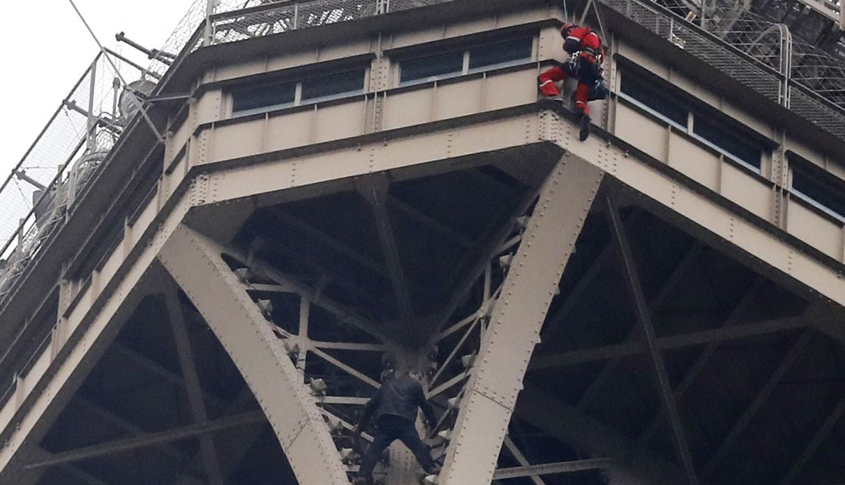 Evacúan la Torre Eiffel debido a un hombre visto escalando el monumento. (Foto: AP)