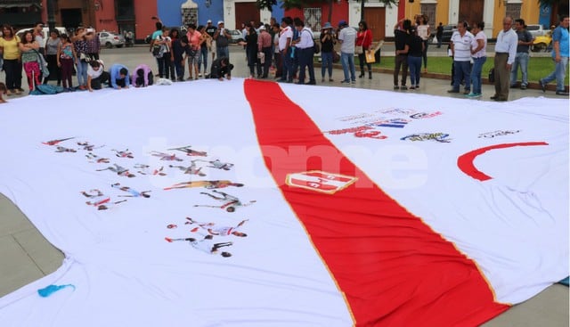 Selección peruana: Trujillanos firman camiseta gigante de la selección. (Fotos: Javier Rosado)