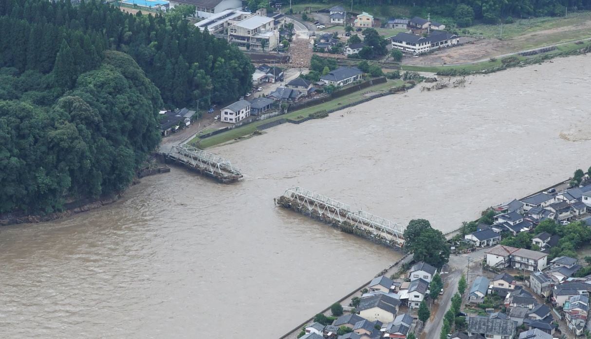 Un puente es arrastrado después de que el río Kuma se desbordara debido a las fuertes lluvias en Hitoyoshi, prefectura de Kumamoto (Japón). (AFP / JIJI PRESS / STR).