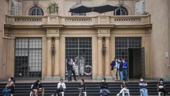 Como buena parte de los chilenos residentes en Perú son empresarios o ejecutivos de grandes empresas chilenas, se estima que en Lima ganará el rechazo, dijo a la AFP la apoderada del apruebo, Paulina Sierra. (Foto: AFP)