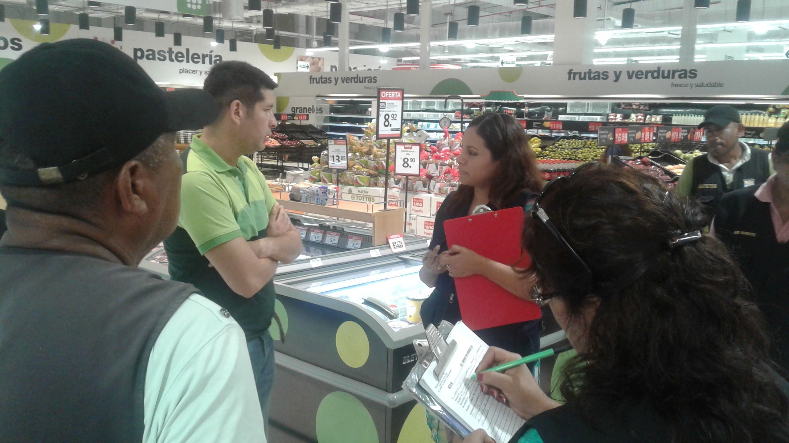 Fiscales inspeccionan supermercados para prevenir especulación de precios. (Foto: Fiscalía de Lima Sur)