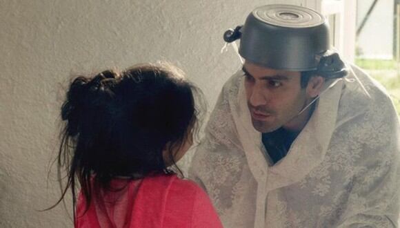 El actor interpretando a Demir, quien empieza a querer poco a poco a su hija. (Foto: TV8)