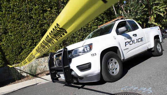 Una cinta de la Policía Amarilla bloquea el acceso a la cuadra 1100 de Maytor place, en Beverly Hills, California. (Foto: VALERIE MACON / AFP)