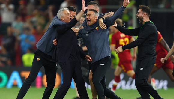 José Mourinho y su plantel en la Roma celebraron el título de la Conference League. (Foto: EFE)