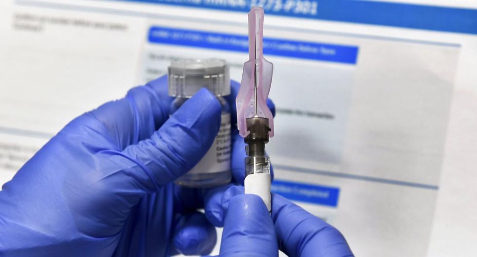 En esta fotografía de archivo del lunes 27 de julio de 2020, una enfermera prepara una jeringa durante un estudio de una posible vacuna COVID-19, desarrollado por los Institutos Nacionales de Salud y Moderna Inc., en Binghamton, Nueva York. (Foto AP / Hans Pennink)