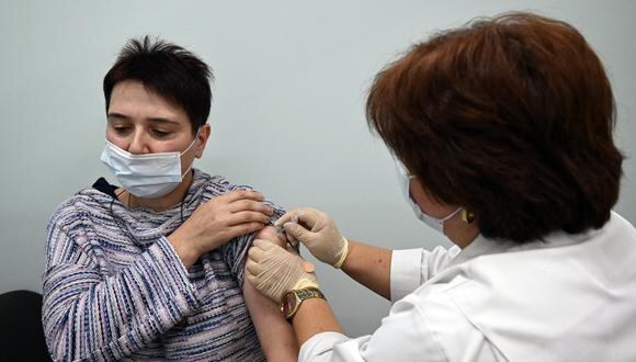 Las vacunas aprobadas por la OMS son las de Pfizer-BioNTech, Moderna, Johnson & Johnson, AstraZeneca, Sinovac y Sinopharm. (Foto: Vano SHLAMOV / AFP)