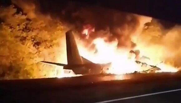 Imagen de un avión militar AN-26 en llamas después de estrellarse en la ciudad de Chuguyiv, cerca de Jarkiv, Ucrania. (Emergency Situation Ministry/AP).