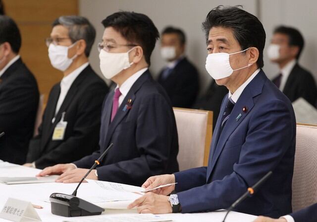 El primer ministro de Japón, Shinzo Abe, habla durante una reunión de un grupo de trabajo contra el brote de coronavirus COVID-19. Abe levantó el estado de emergencia en varias grandes ciudades del oeste Japón e insinuó que la medida se eliminaría en todo el país a partir de la próxima semana. (STR / JIJI PRESS / AFP)