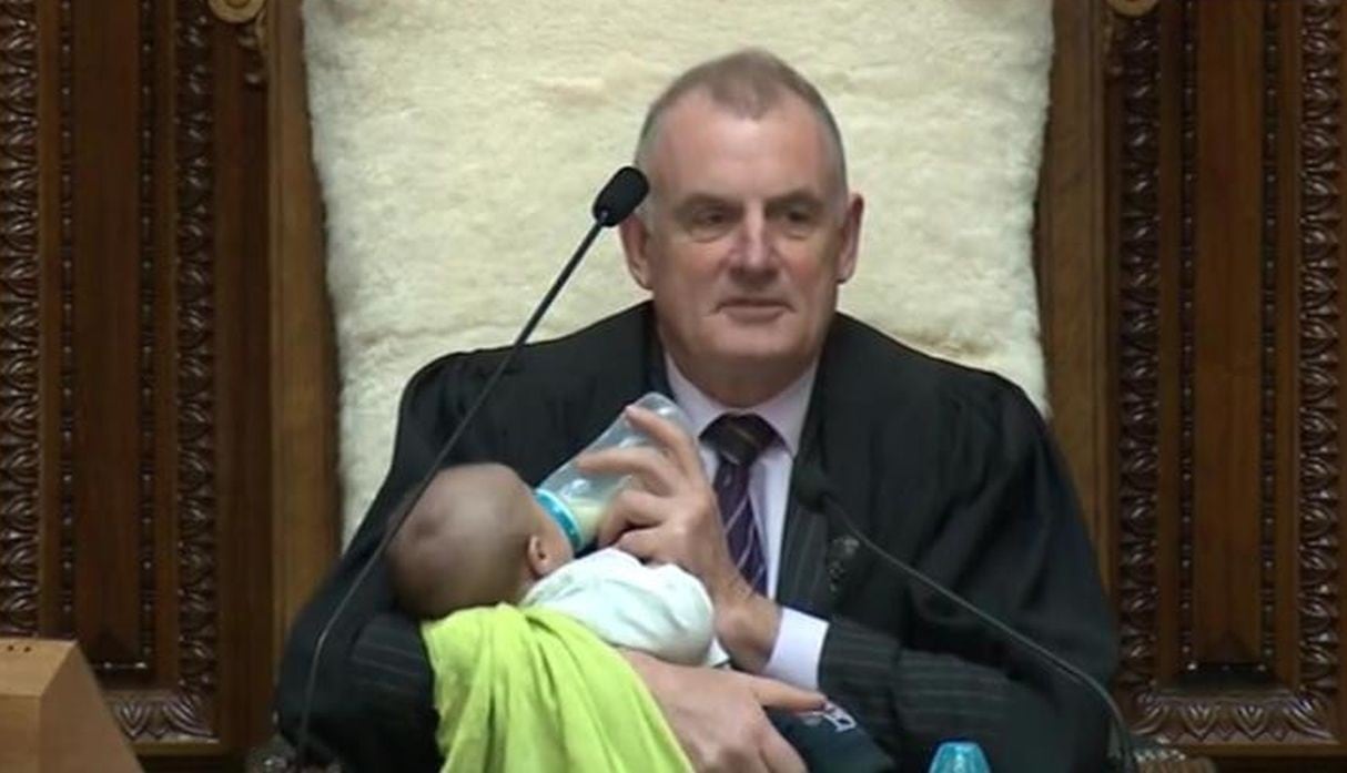 Presidente del Parlamento de Nueva Zelanda aparece con un bebé en medio de un debate