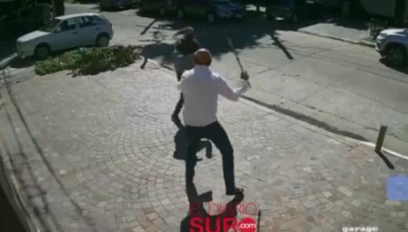 Un hombre de 71 años usó un palo de escoba y logró espantar a un ladrón. (Foto: @eldiariosur)