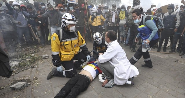 Ecuador: Disparan en la cabeza a manifestante en Ecuador en medio del toque de queda