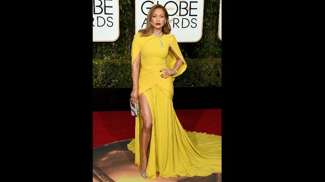 Jennifer Lopez fue víctima de memes tras lucir un vestido amarillo en los Globos de Oro. Foto: AFP