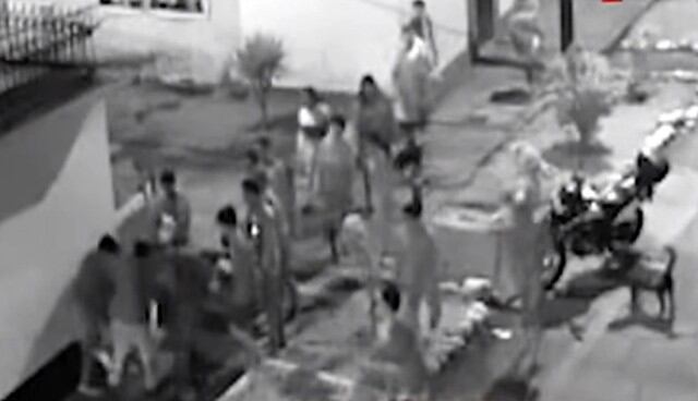 Vecinos capturan a ladrón de celulares, lo desnudan y lo golpean brutalmente en plena calle. Foto: Captura de Buenos Días Perú