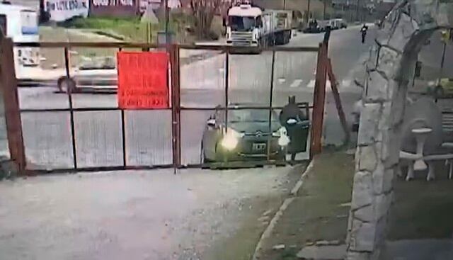 Un hombre se baja a abrir un portón y le roban el auto en segundos a sus espaldas. Ocurrió en Córdoba, Argentina. (YouTube)
