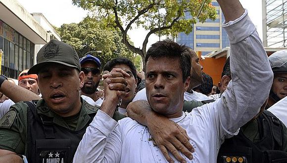 Leopoldo López de 49 años, purgaba una condena de casi 14 años por haber sido la cara más visible de la ola de protestas callejeras contra el presidente Nicolás Maduro en el 2014, cuando se entregó. (Foto: AFP)
