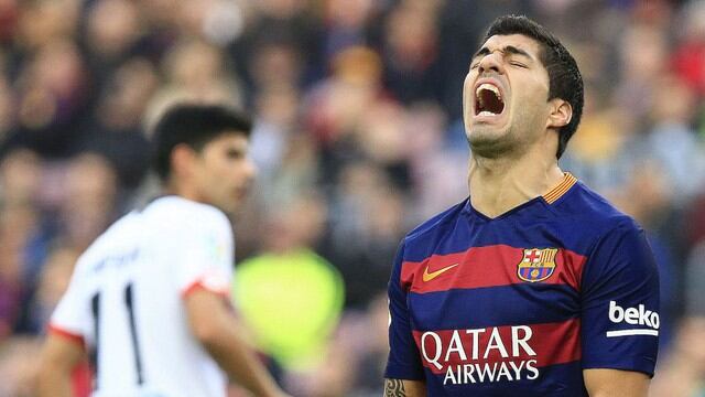 Luis Suárez, de Barcelona, podría ser sancionado. (AFP)