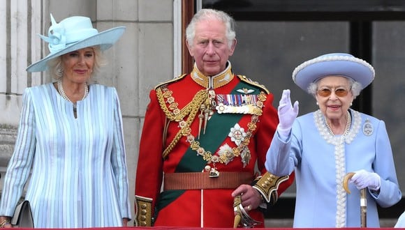 La reina Isabel II (derecha) de Gran Bretaña se encuentra con Camilla, duquesa de Cornualles (izquierda) de Gran Bretaña y el príncipe Carlos, príncipe de Gales de Gran Bretaña para ver un vuelo especial desde el balcón del Palacio de Buckingham después del desfile del cumpleaños de la reina, el Trooping the Colour, como parte de Queen Celebraciones del jubileo de platino de Isabel II, en Londres el 2 de junio de 2022. (Foto de Daniel LEAL / AFP)